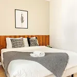 Soar Home Guest House L Av Eua L Elegant Urban Stay Quick Airport Access